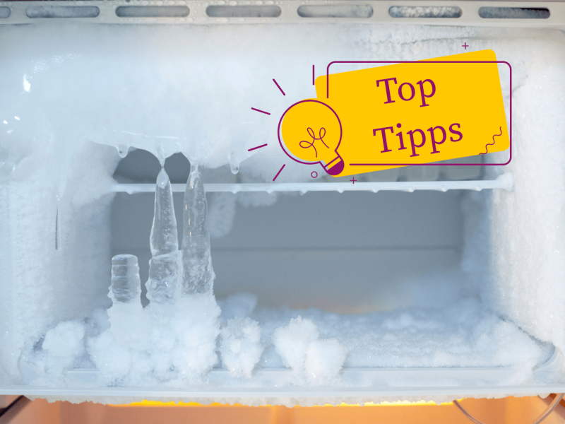 Offener und vereister Gefrierschrank