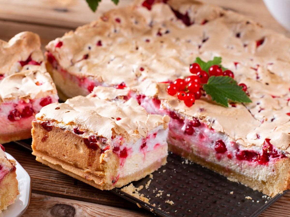 Käsekuchen mit Johannisbeeren und Baise-Haube.