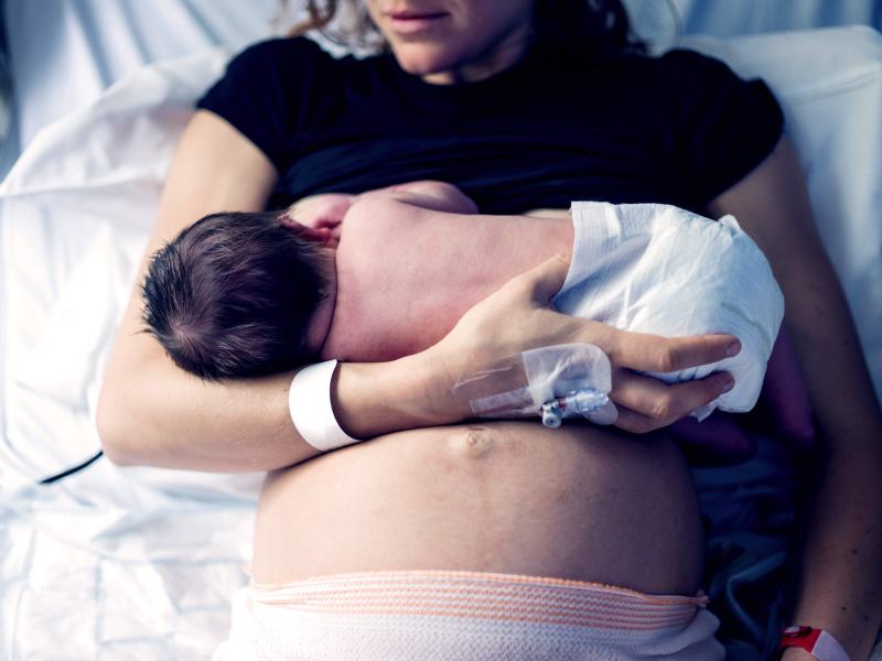Eine Geburt per Kaiserschnitt wirft bei werdenden Eltern viele Fragen zu Ablauf und Risiken auf. Wir wollen die wichtigsten klären.
