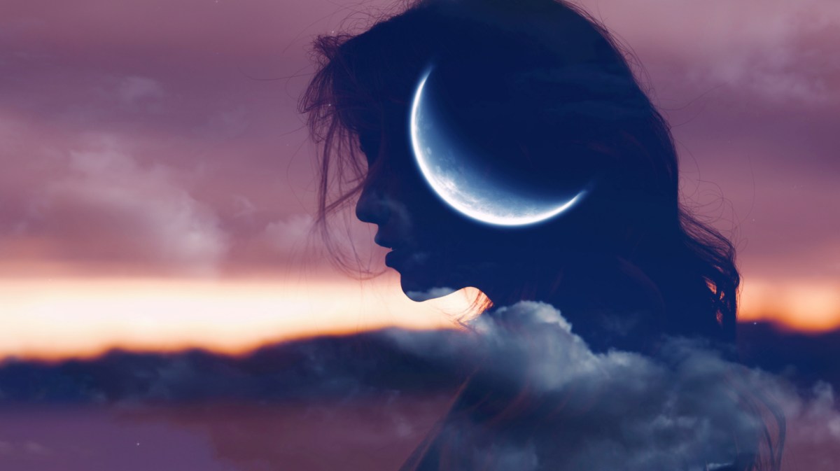 Silhouette einer Frau vor einem Mond.