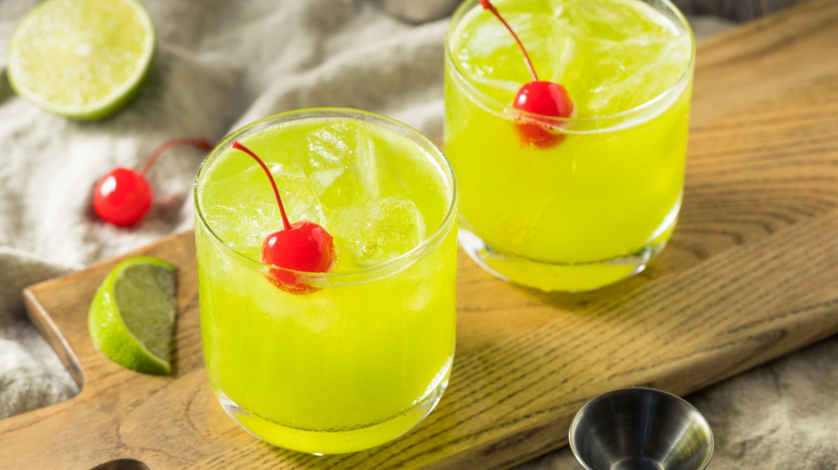 Zwei Gläser mit grünem Cocktail.