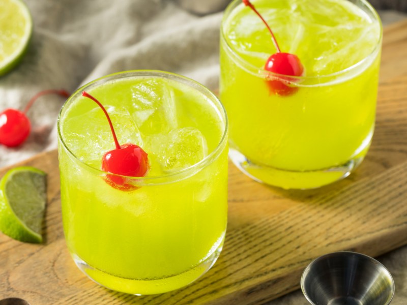 Zwei Gläser mit grünem Cocktail.