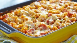 Nudelauflauf mit Schinken und K&auml;se.