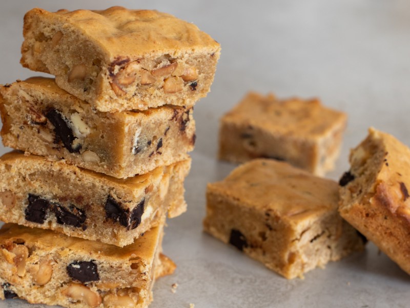 Blondies mit Oreos und Erdnussbutter.