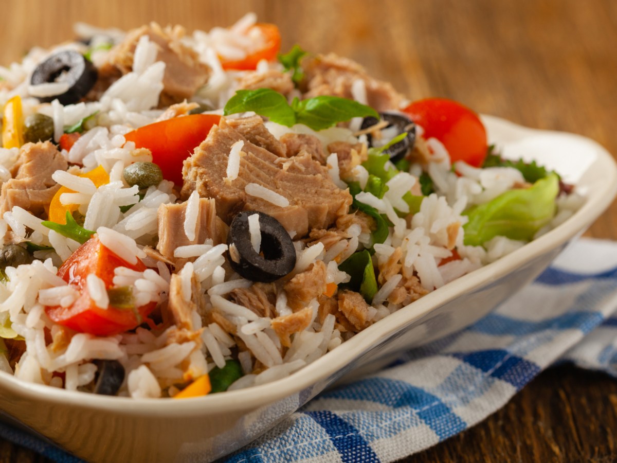 Reissalat mit Thunfisch: Der beste Salat f&uuml;rs Grillbuffet