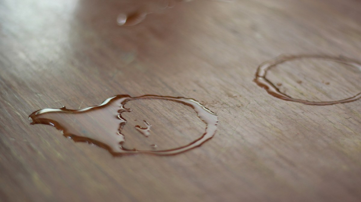 Wasserringe auf einem Holztisch.