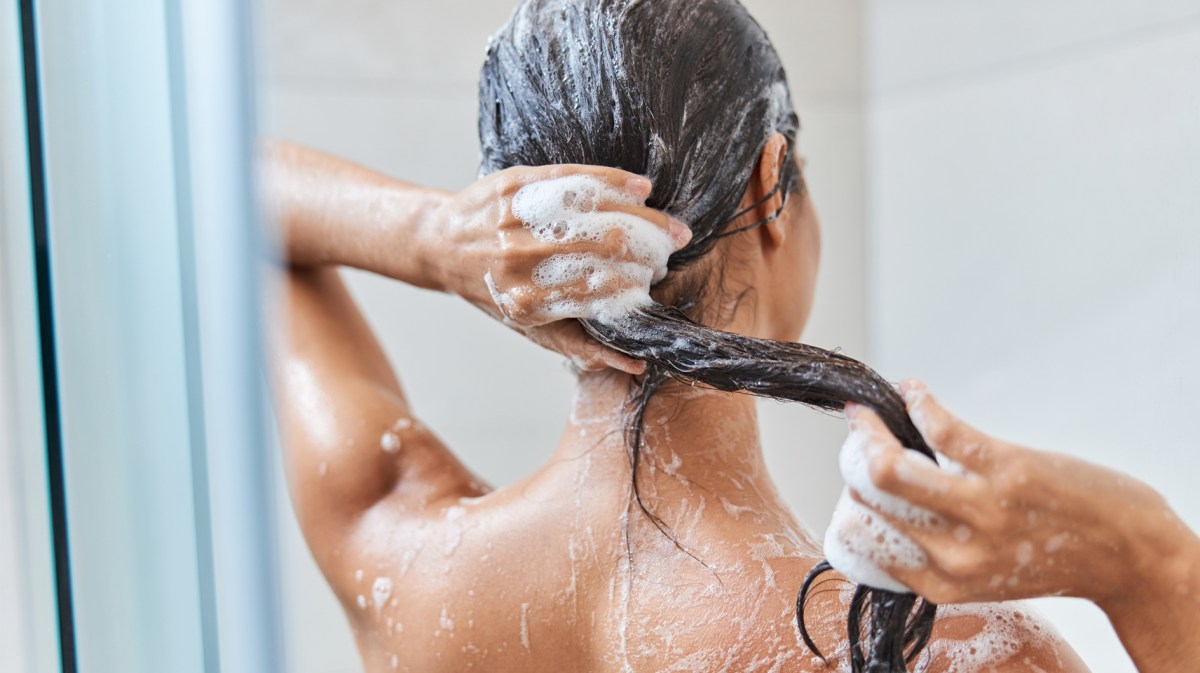 Frau beim Duschen und beim Haarewaschen.