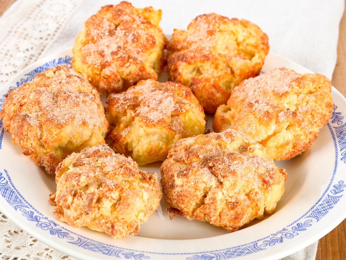 Apfeltaler vom Blech mit Zucker darauf auf einem Teller