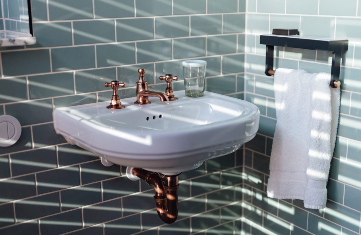 Badezimmer mit modernen Fliesen im Metro-Stil