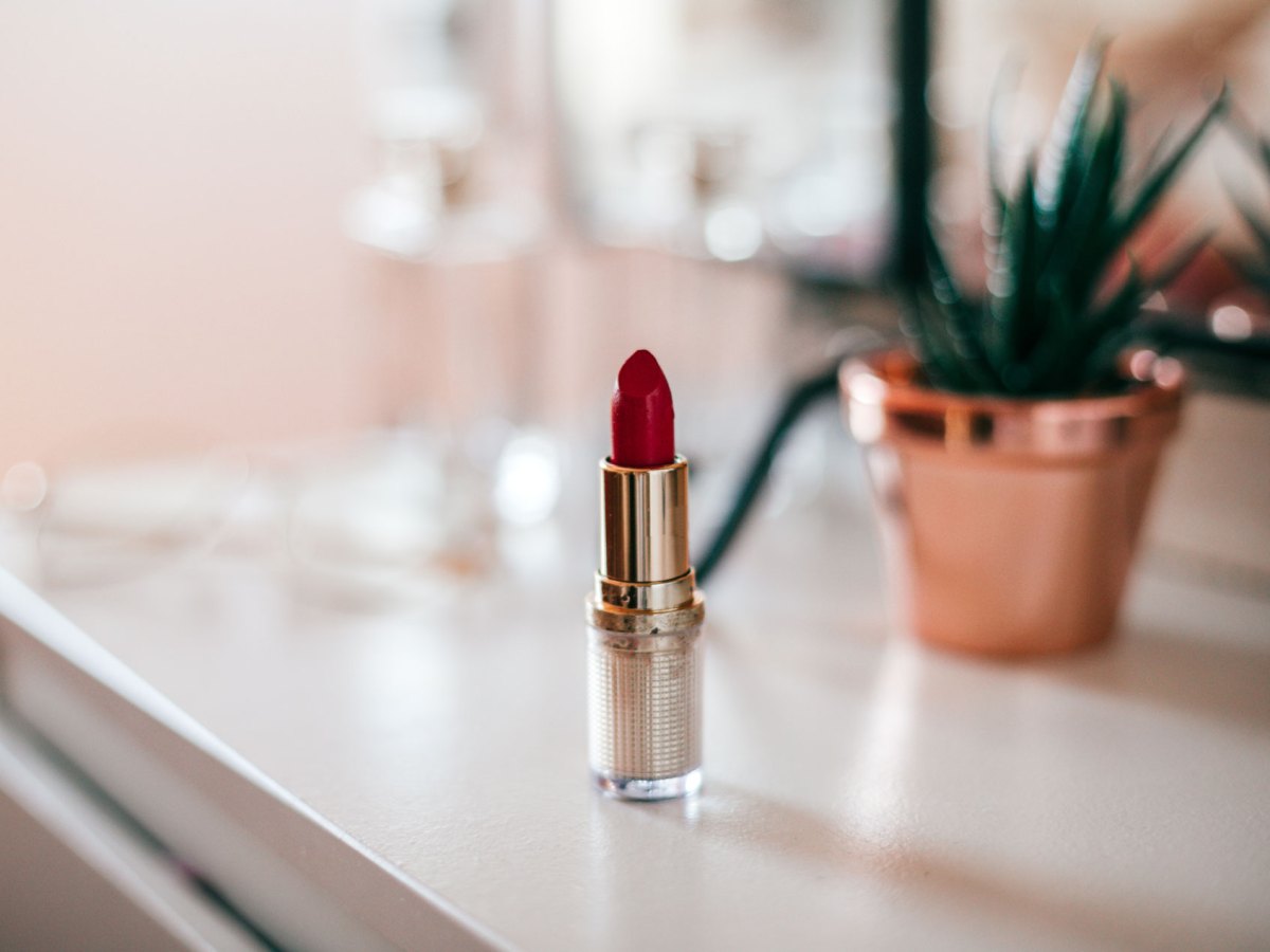 Kosmetik-Chaos? Diese 6 Produkte bringen Ordnung in deine Schminksachen