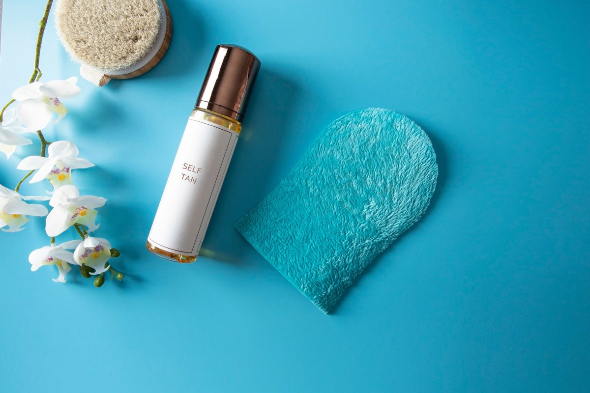Flasche mit Self Tan Spray und Handschuh zum Auftragen des Selbstbräuners