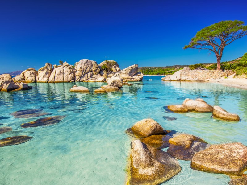 Strand und Felsen auf Korsika