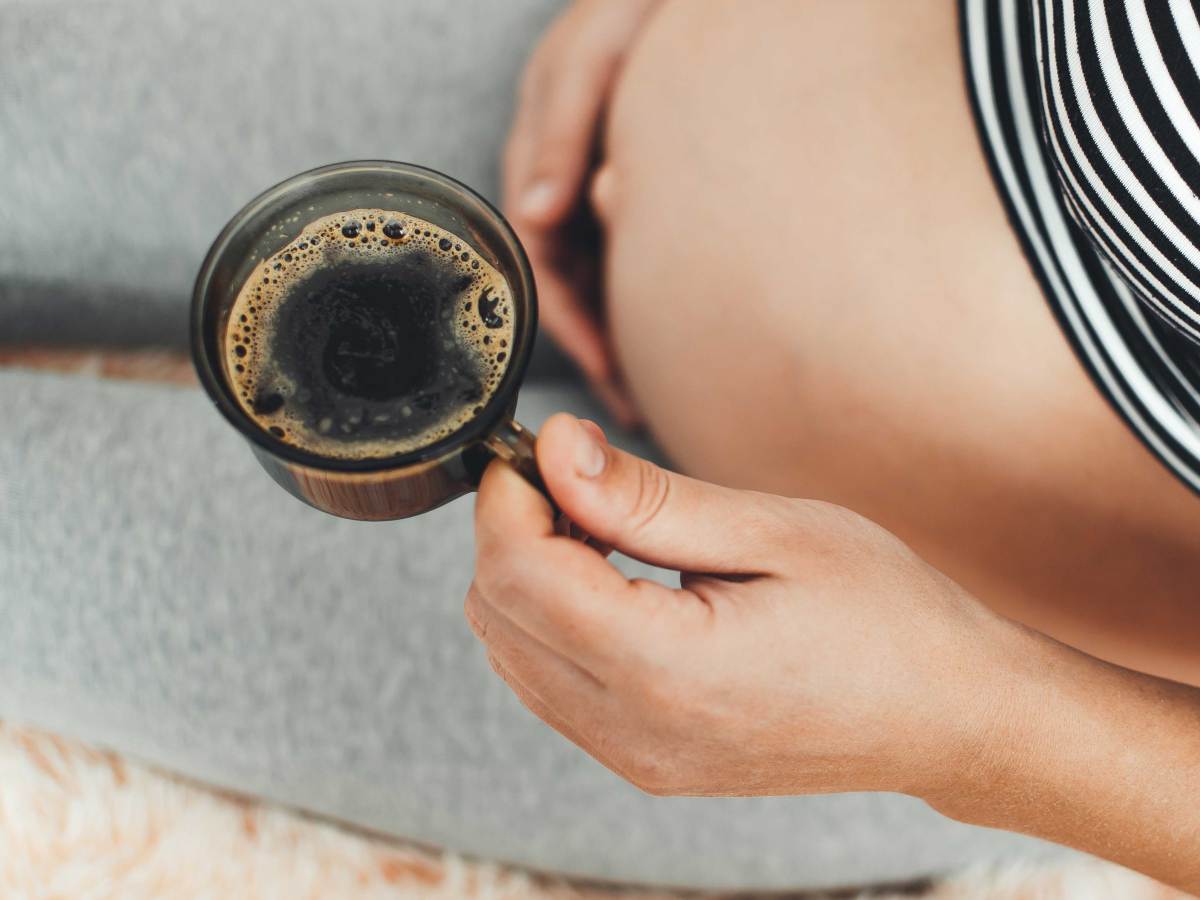 Kaffee ist in der Schwangerschaft durchaus erlaubt. Es kommt jedoch auf die Menge an, ob das Getränk positive oder negative Auswirkungen auf Mama und Baby hat.