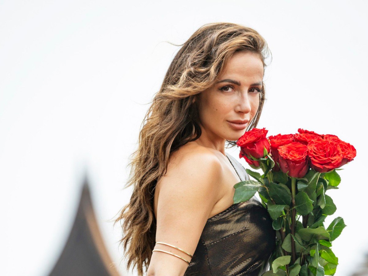Bachelorette Jennifer Saro hat viele Rosen in der Hand.