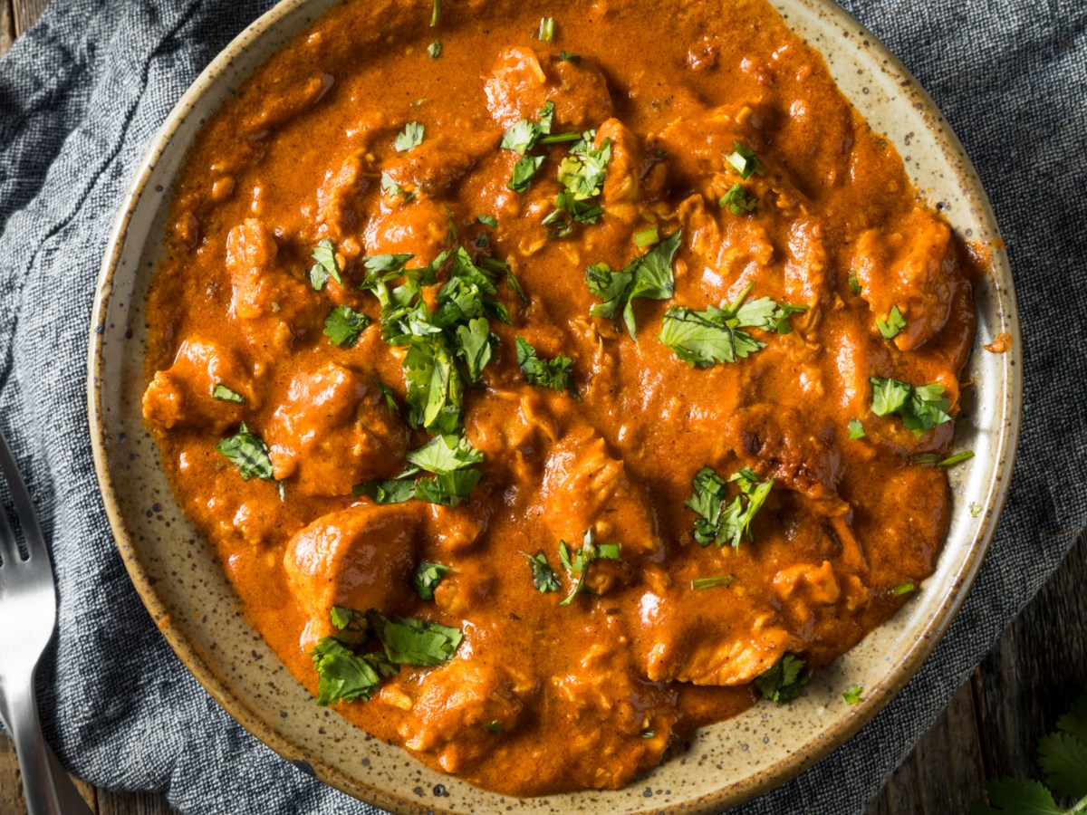 Hähnchen Curry auf großem Teller.