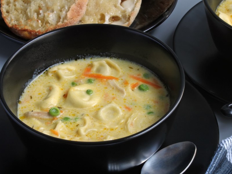 Suppe mit Tortellini und Gemüse.