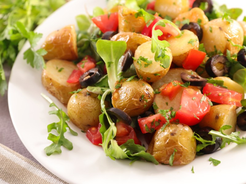 Kartoffelsalat mit Oliven und Tomaten.