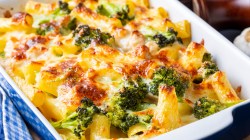 Nudelauflauf mit H&auml;hnchen und Brokkoli in blauer Auflaufform.