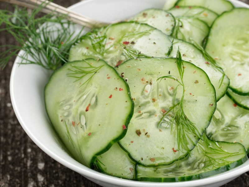 Gurkensalat in einer weißen Schüssel.