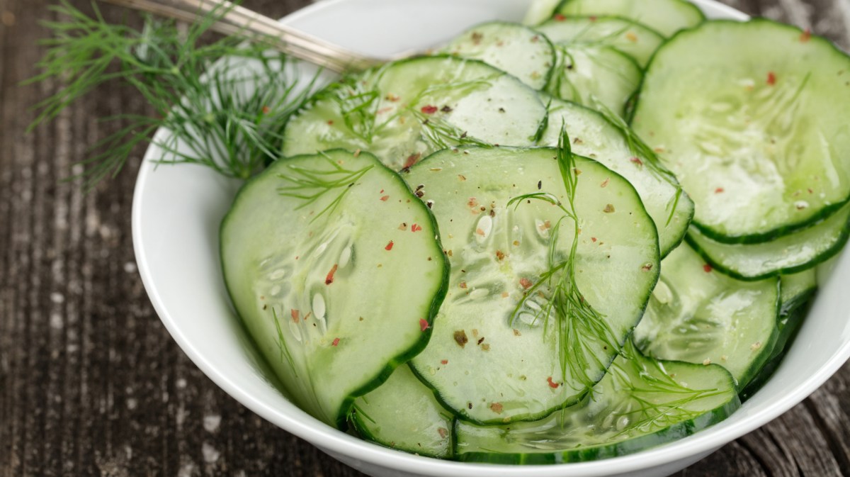 Gurkensalat in einer weißen Schüssel.