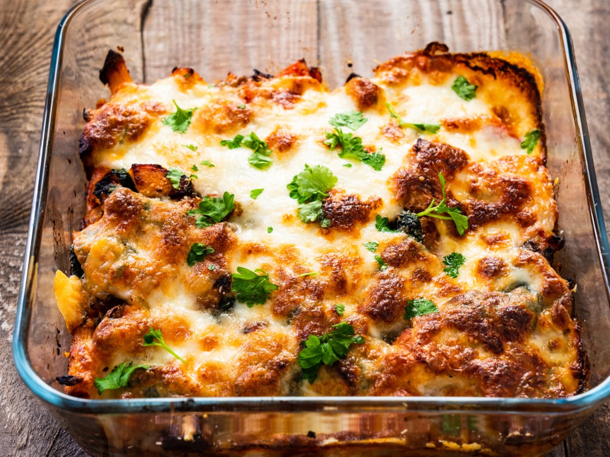 Auflauf mit K&auml;se &uuml;berbacken und Glasform.