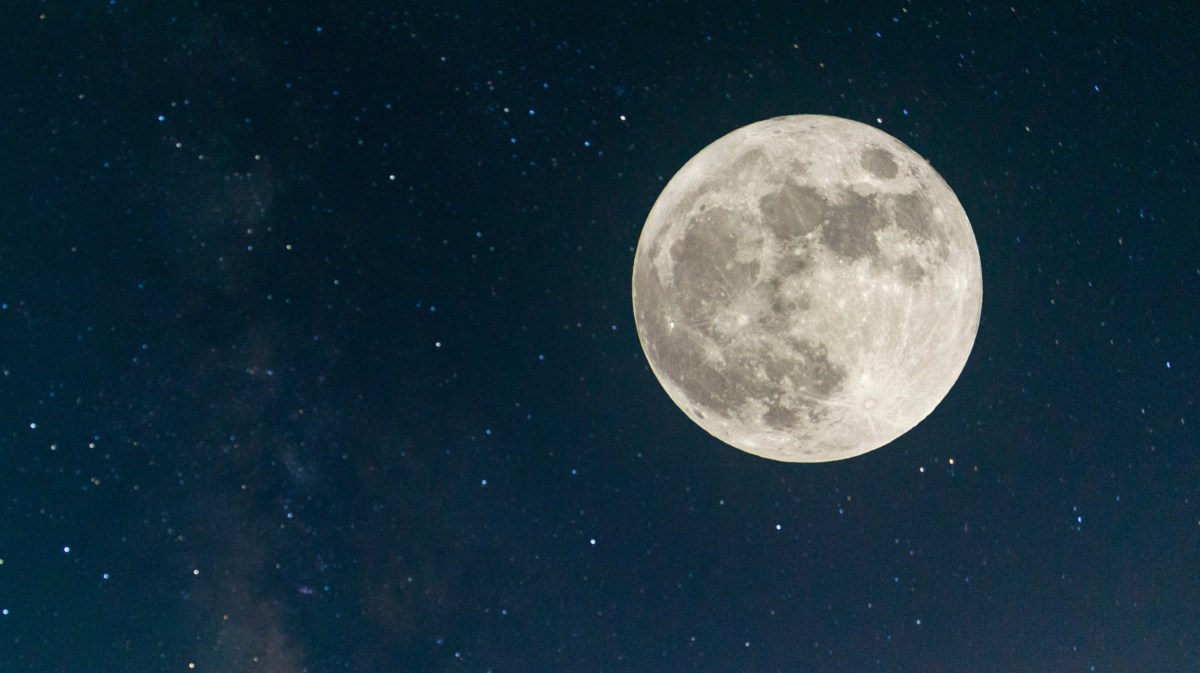 Vollmond am dunklen Nachthimmel.