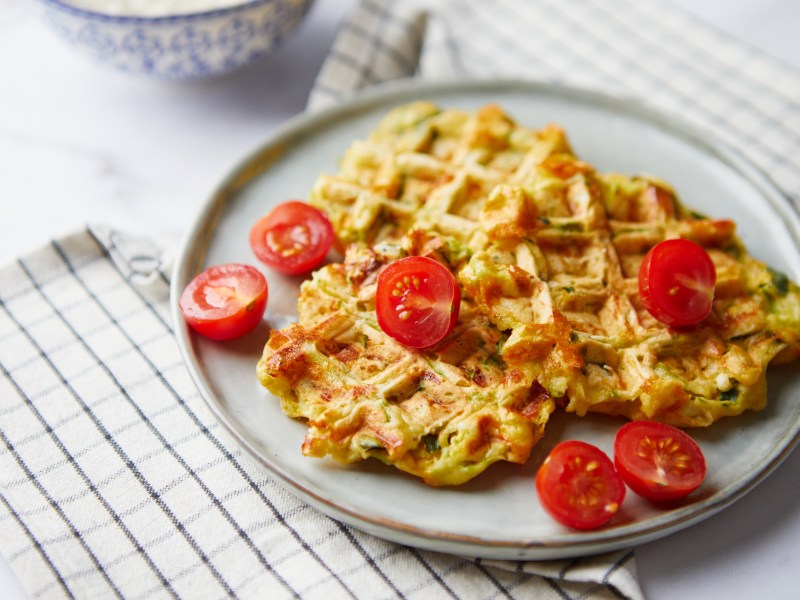 Chaffles sind herzhafte Low Carb Waffeln, die im Handumdrehen gelingen und sich super einfach abwandeln lassen.