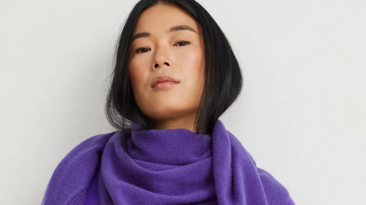 Ein Model trägt einen lilafarbenen Kaschmir-Schal von C&A.