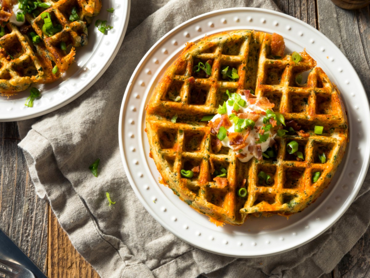 Ideal als Snack oder kleine Mahlzeit: So einfach gehen deftige Waffeln.