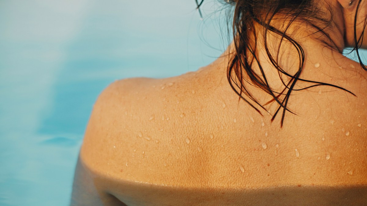 Frau im Pool mit Gänsehaut