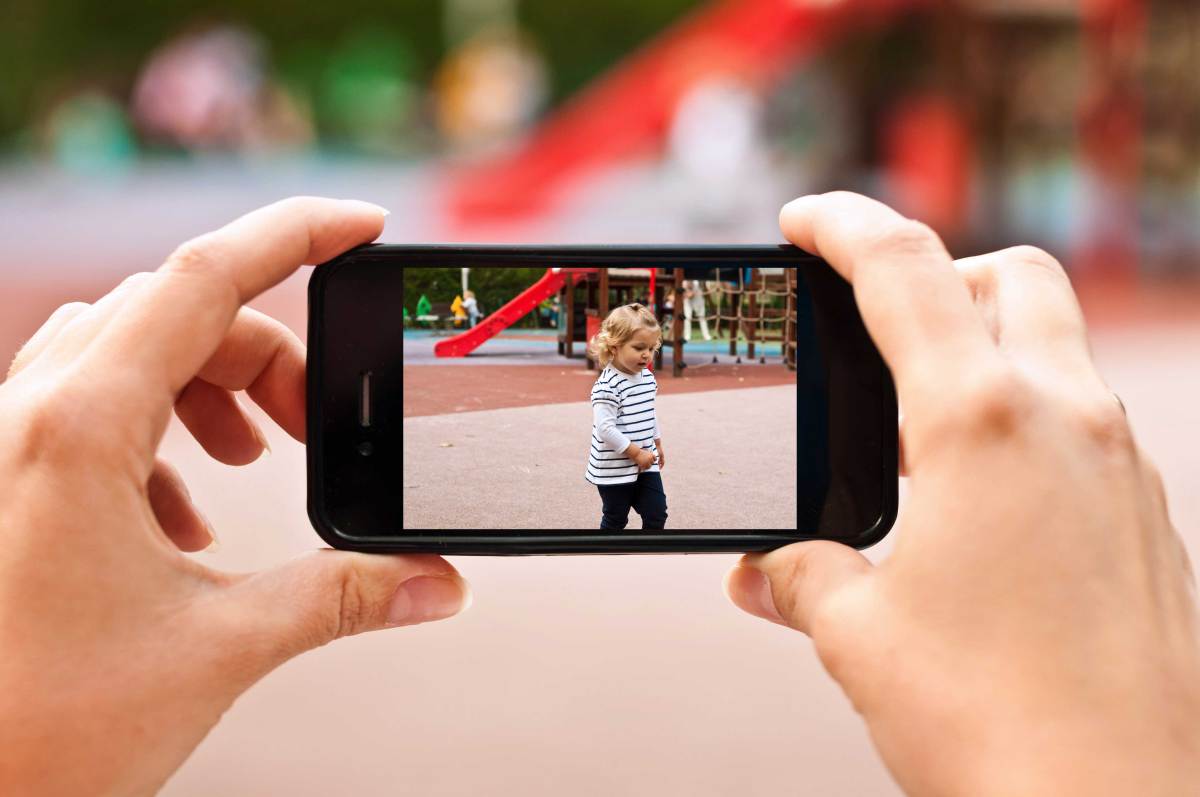 Kinderbilder sollten nicht ohne Bedacht geteilt werden, weder in Chatgruppen, noch im Internet. Warum, das lest ihr bei uns.