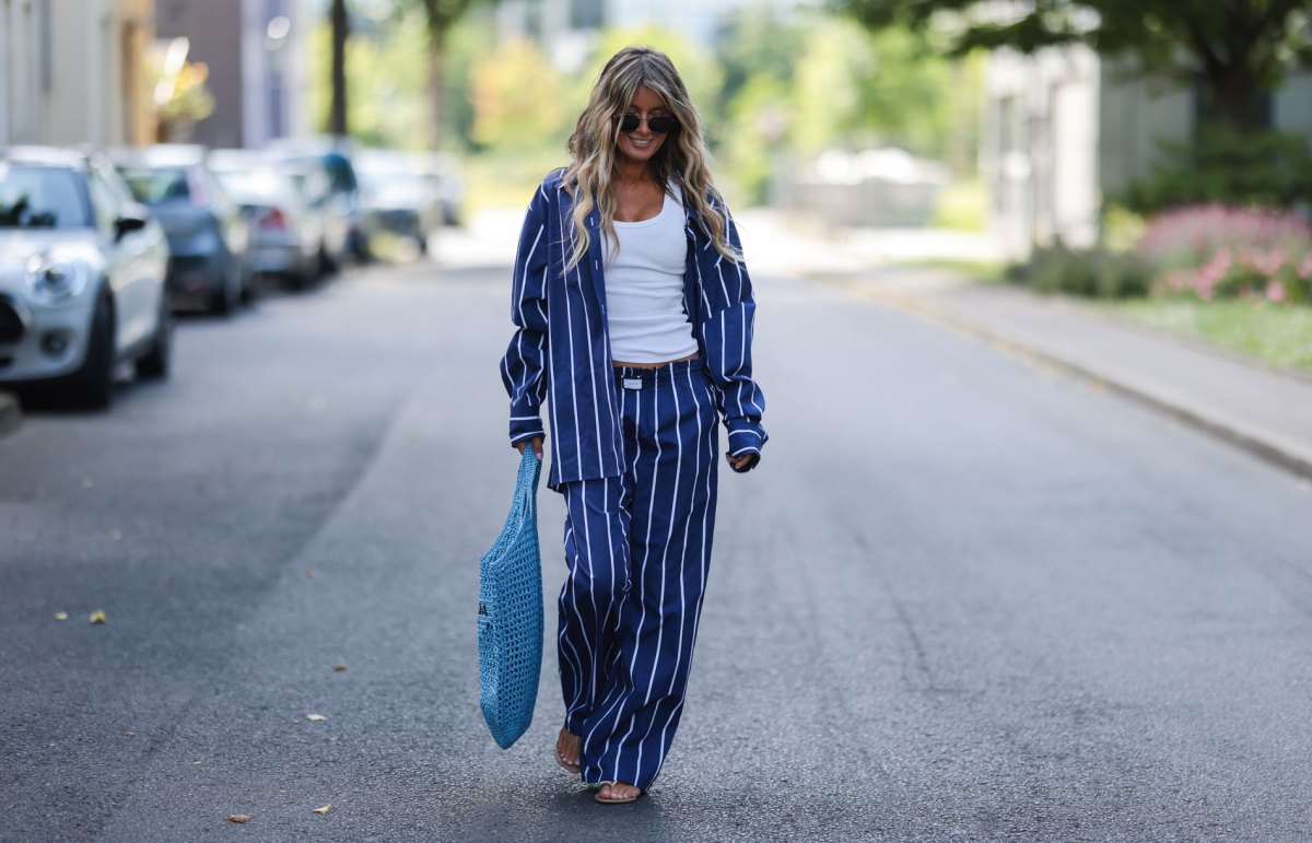 Gitta Banko trägt den Modetrend Pyjama und stylt ihren Zweiteiler zum Tanktop und Sandalen.