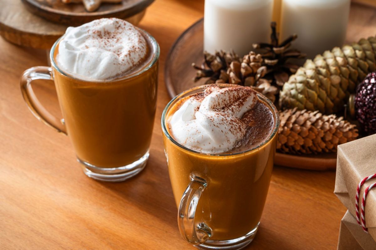 Zwei Tassen Pumpkin Spice Latte mit Sahne