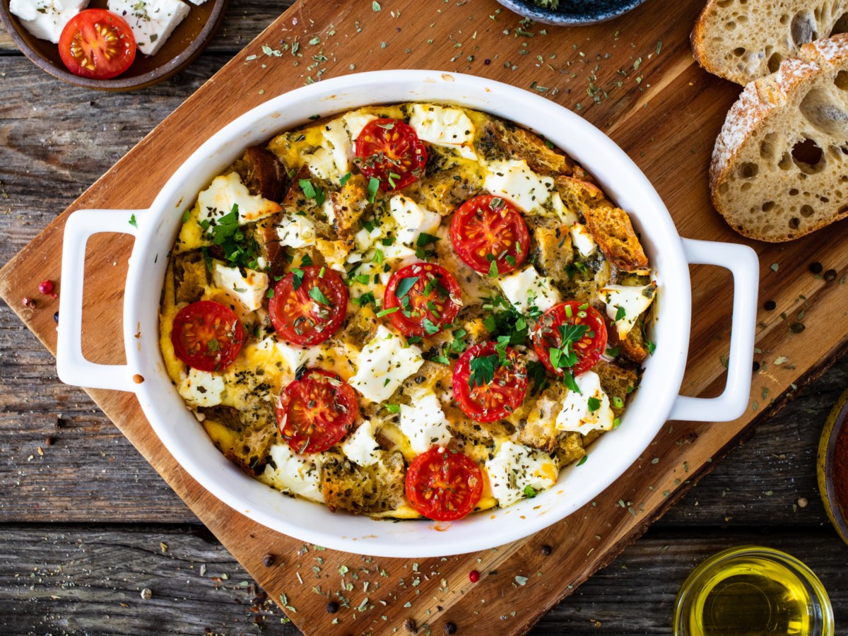 Lecker: Dieser mediterrane Brot-Auflauf mit Tomaten und Feta lässt uns von Urlaub träumen