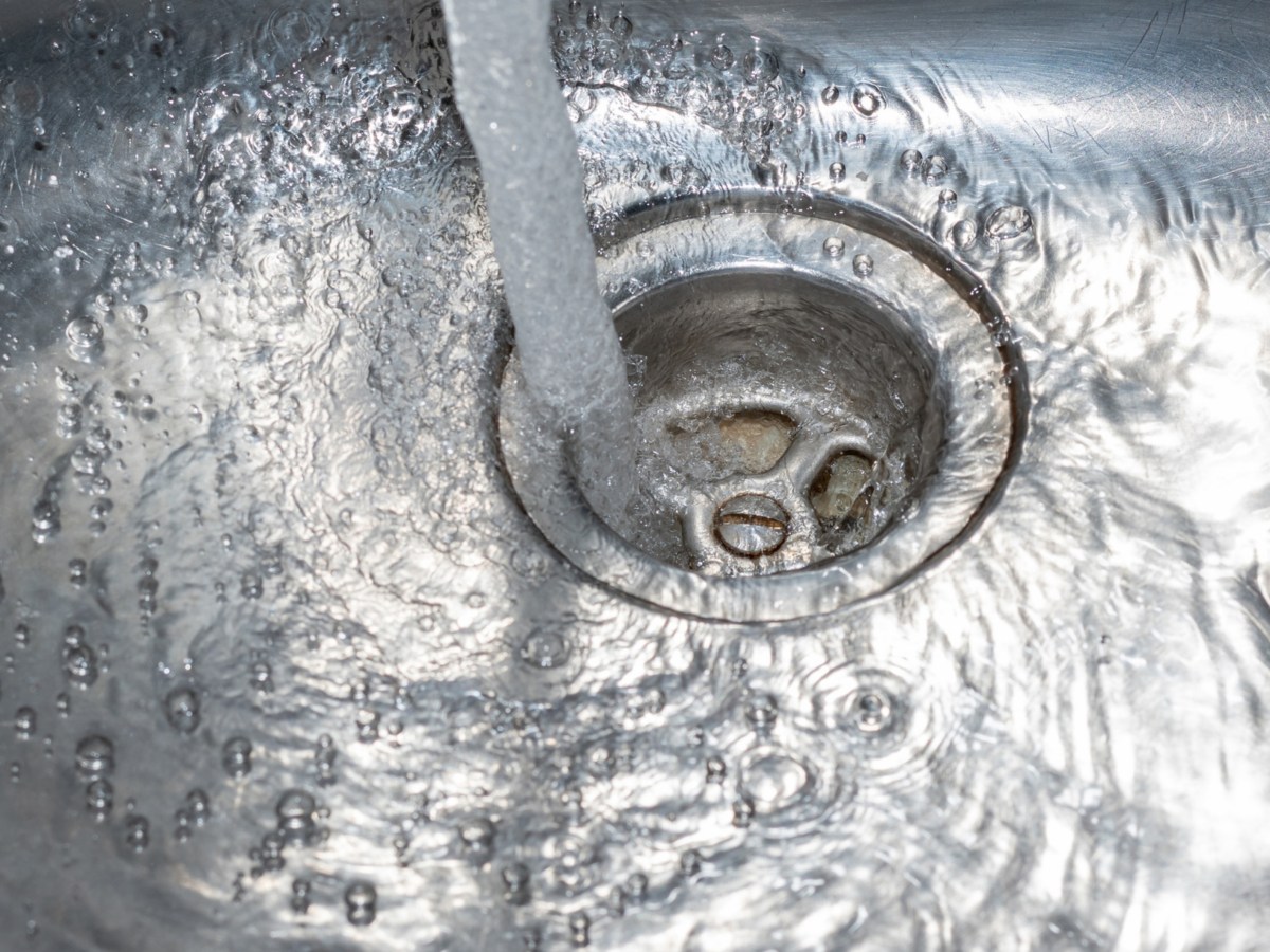 Abfluss in der Küche stinkt: Das hilft, wenn es aus der Spüle müffelt