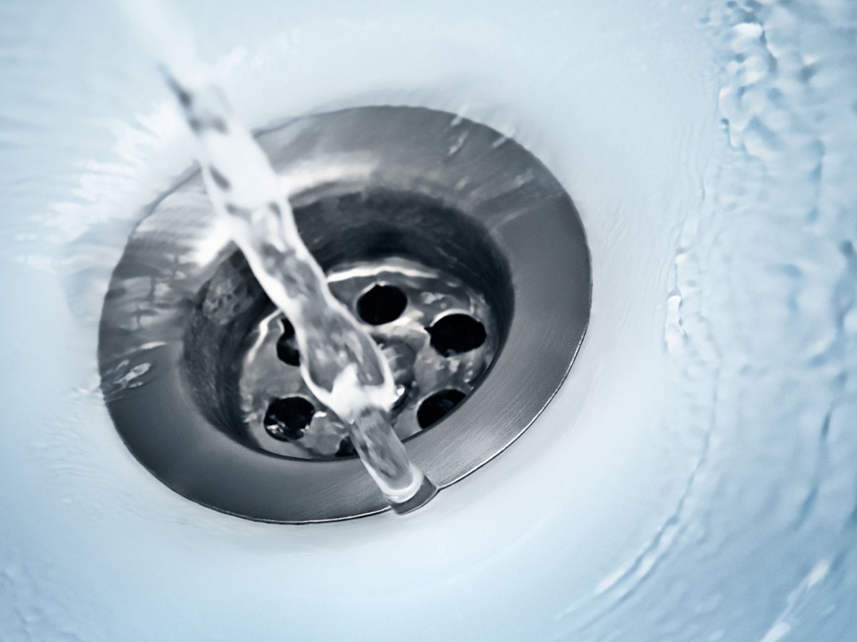 Diese 10 Dinge solltest du nie in den Abfluss gießen (oder die Toilette runterspülen)