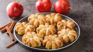 Apfelringe mit Blätterteig ummantelt.