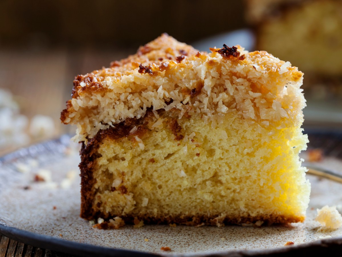 Kuchen auf Teller mit Kokosflocken.