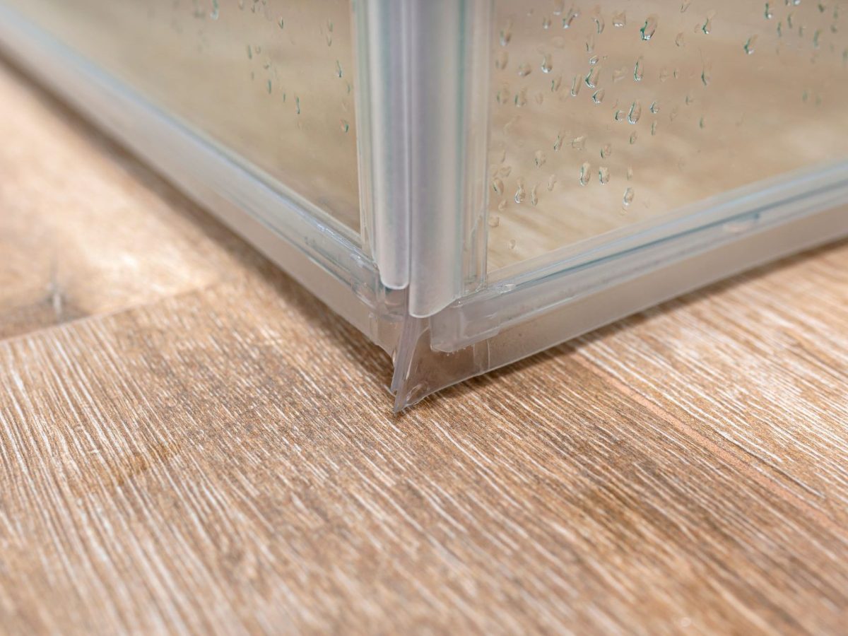 Um die Dichtungen an der Dusche aussehen zu lassen wie neu, nutze ich diese Wundermittel aus der Küche