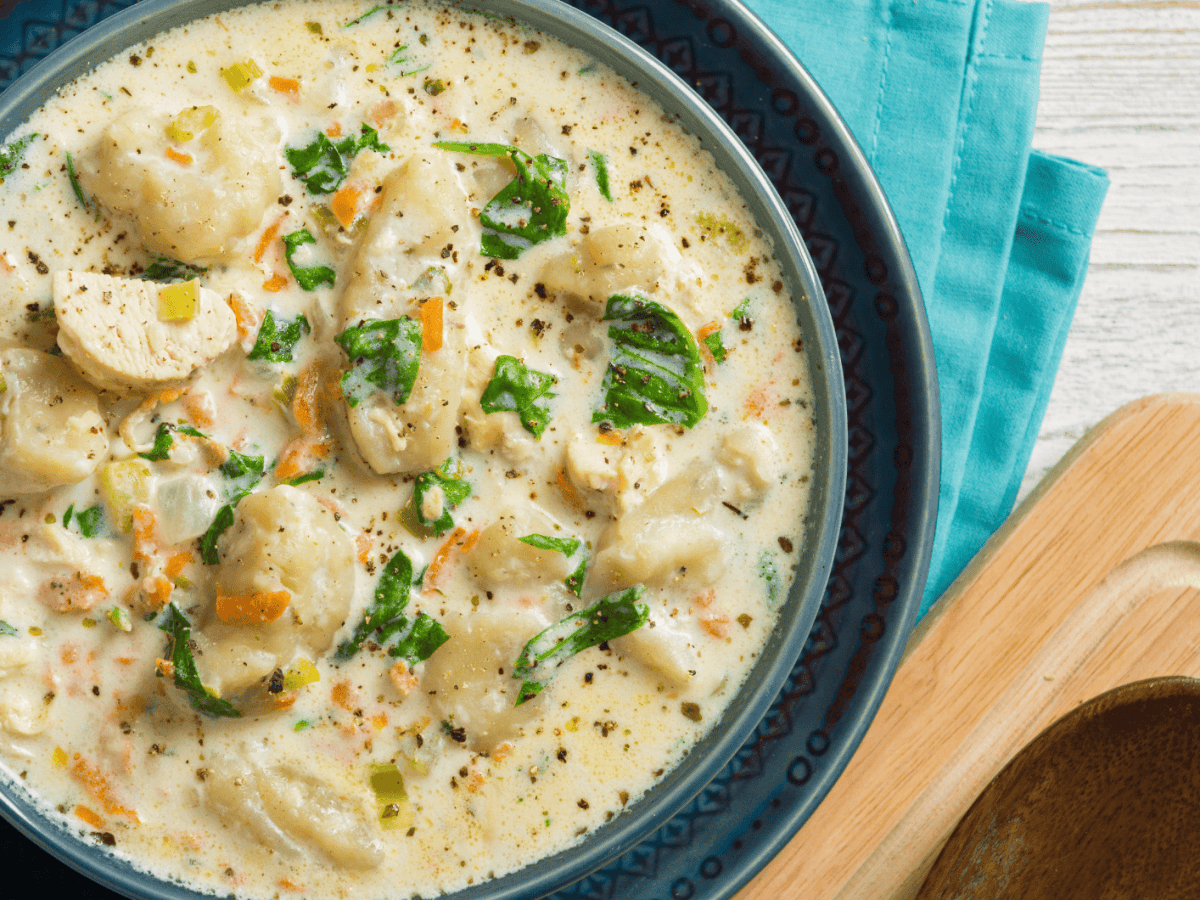 Gnocchi Suppe mit Hähnchen und Spinat.