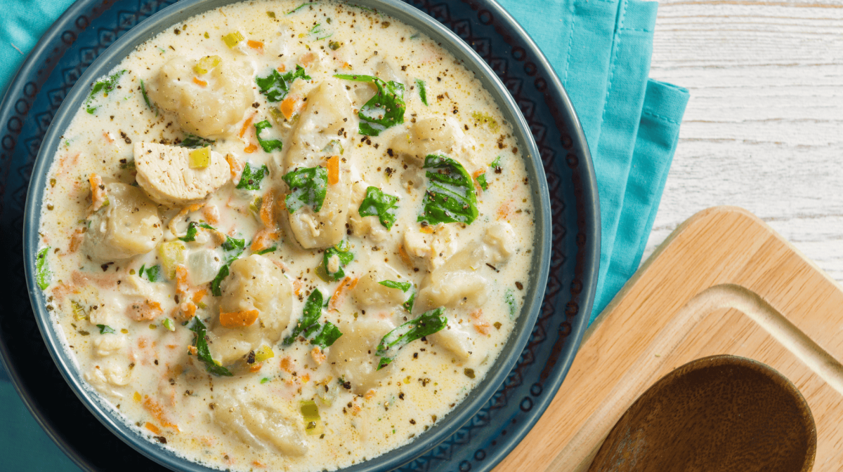 Gnocchi Suppe mit Hähnchen und Spinat.