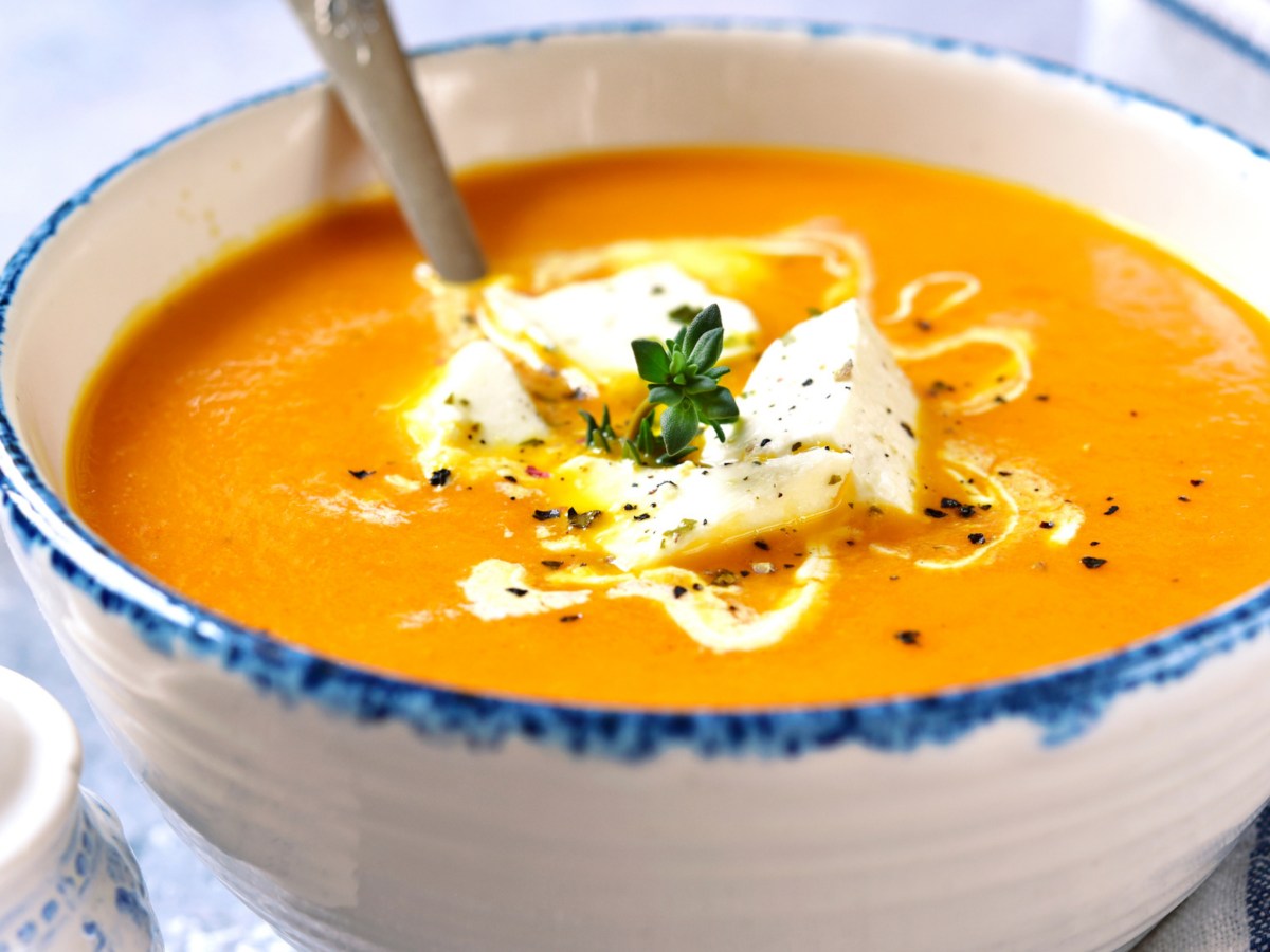 Griechische Tomaten-Feta-Suppe für Urlaubsfeeling vom Löffel