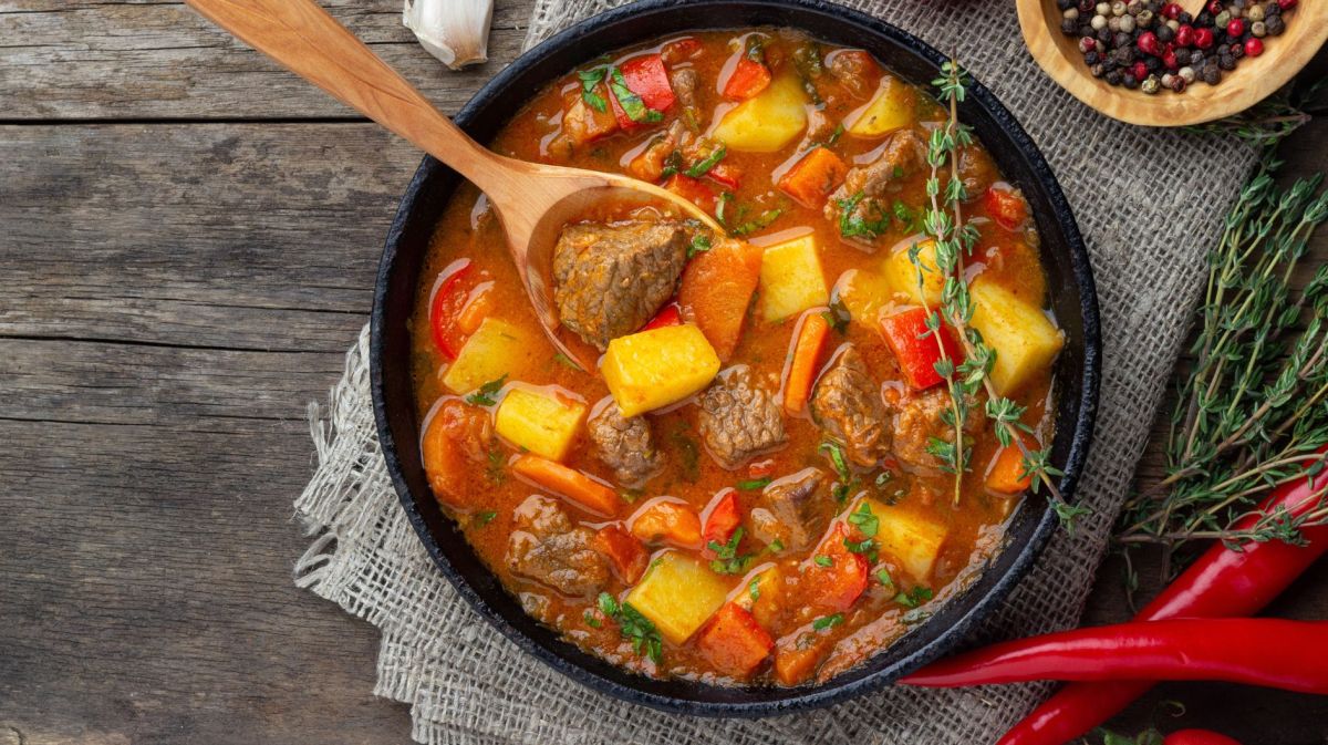 Gulaschsuppe mit Kartoffeln und Möhren.