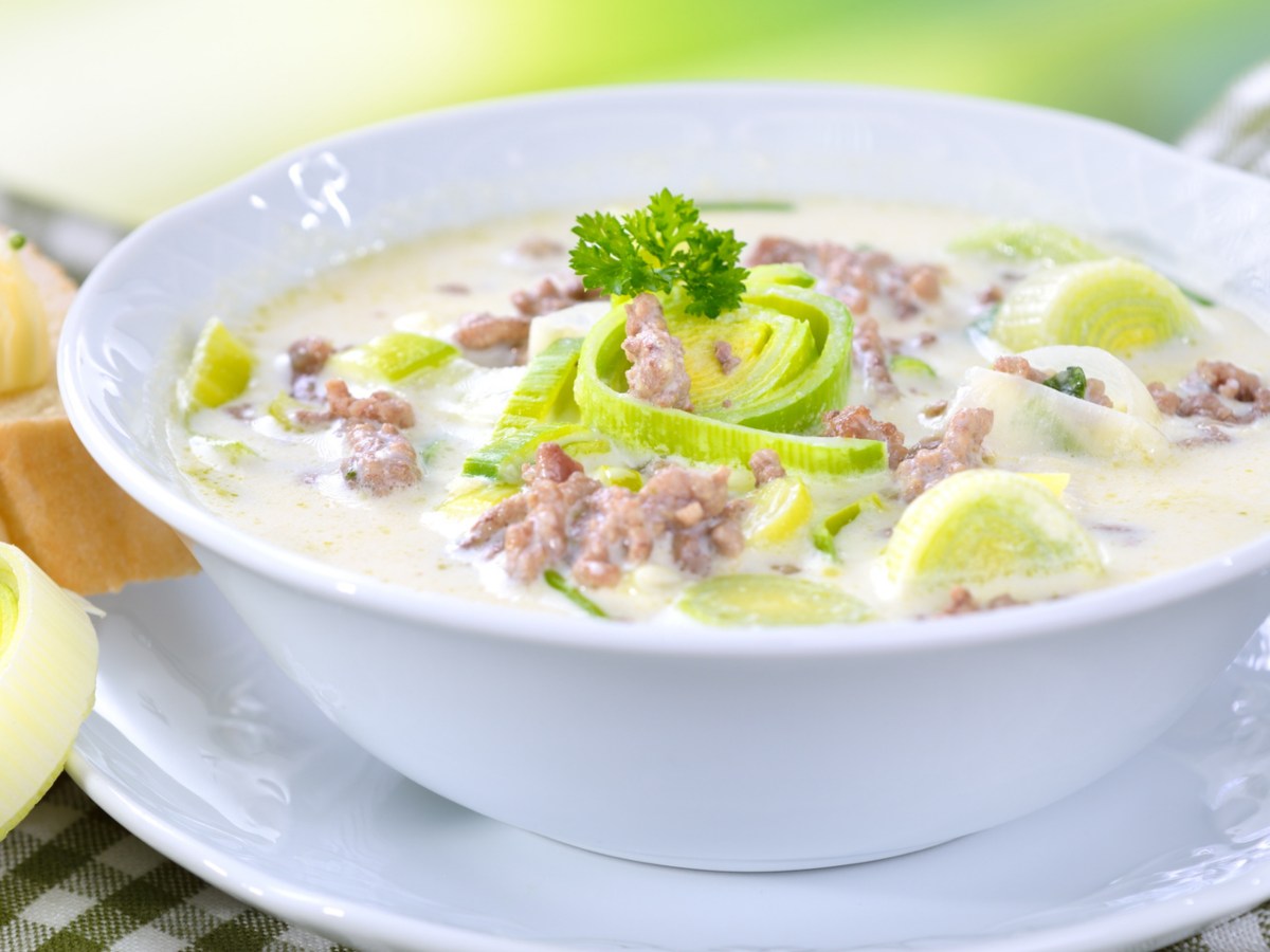 Käse-Lauch-Suppe mit Hackfleisch.