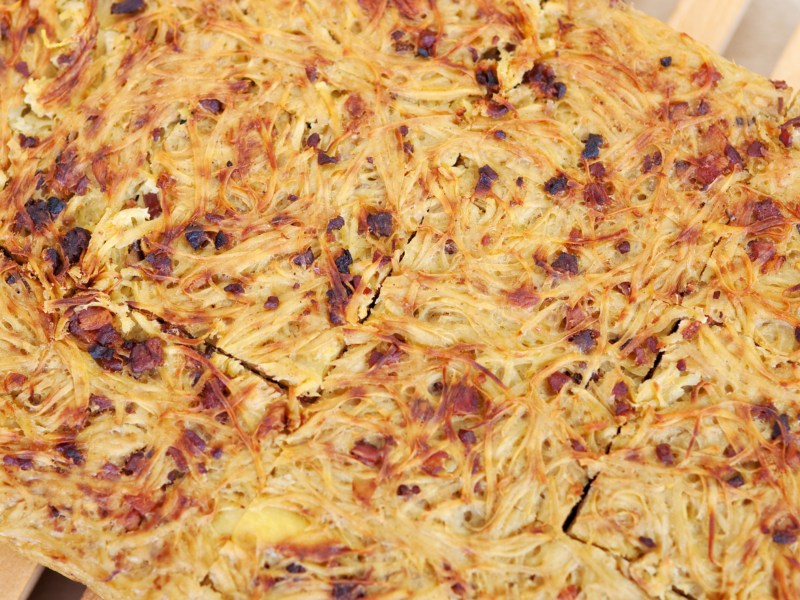 Geraspelter Kartoffelauflauf mit Speck.