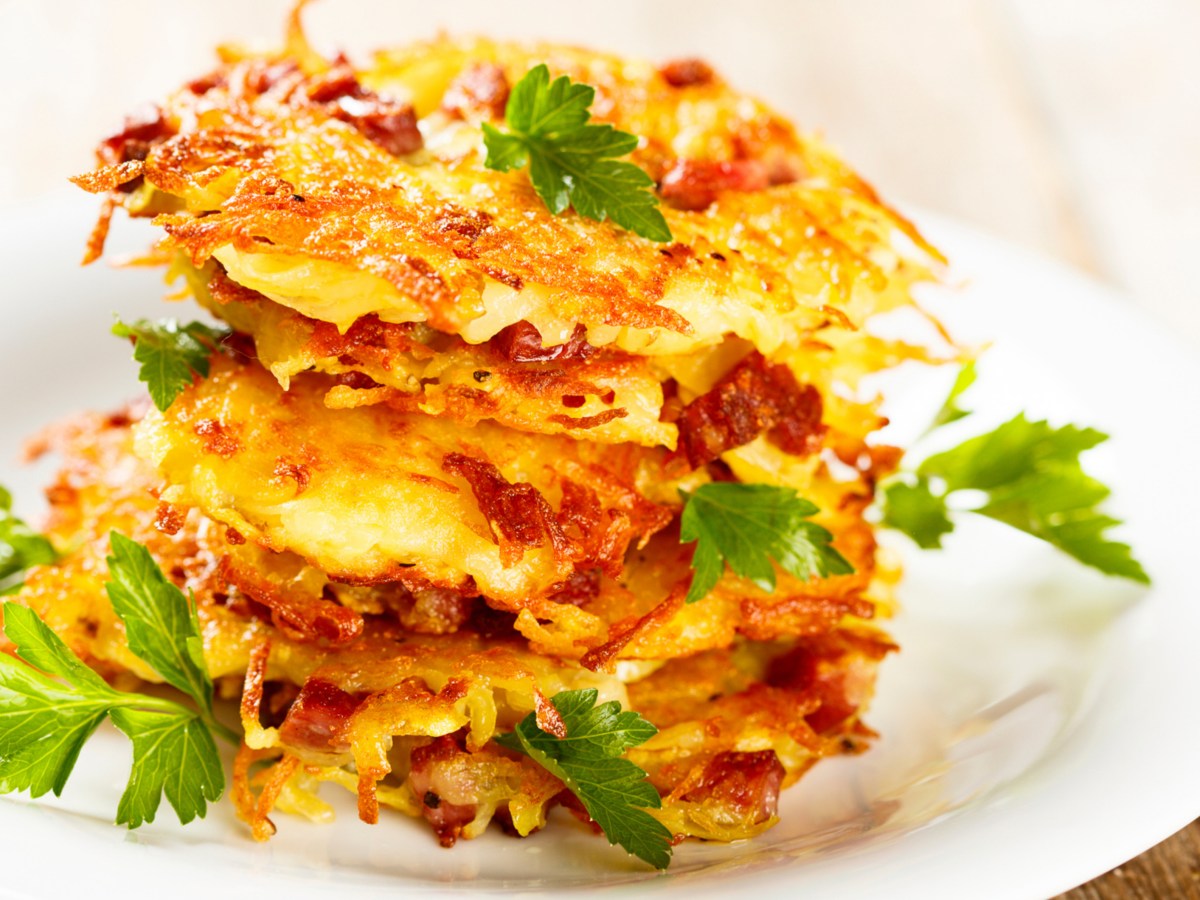 R&ouml;sti mit Speck auf einem wei&szlig;en Teller.