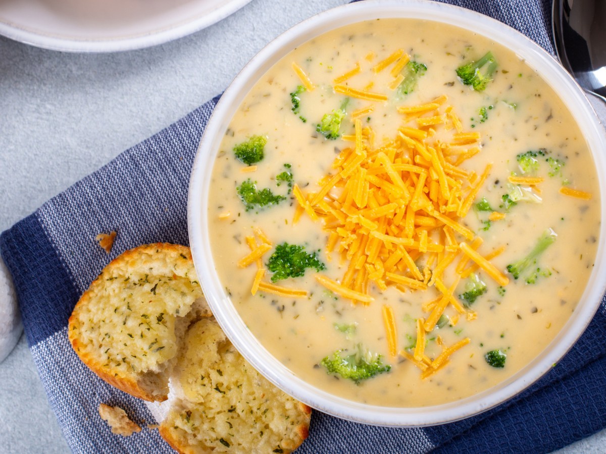 Brokkoli Cheddar Suppe in einer weißen Schüssel.