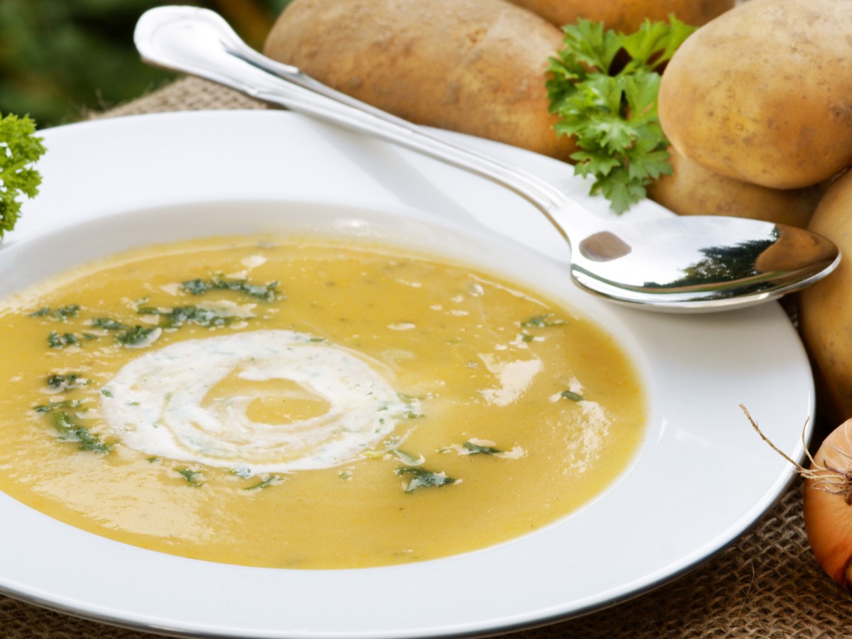 Kartoffelsuppe wie von Oma: Cremiger Seelenwärmer, der allen schmeckt
