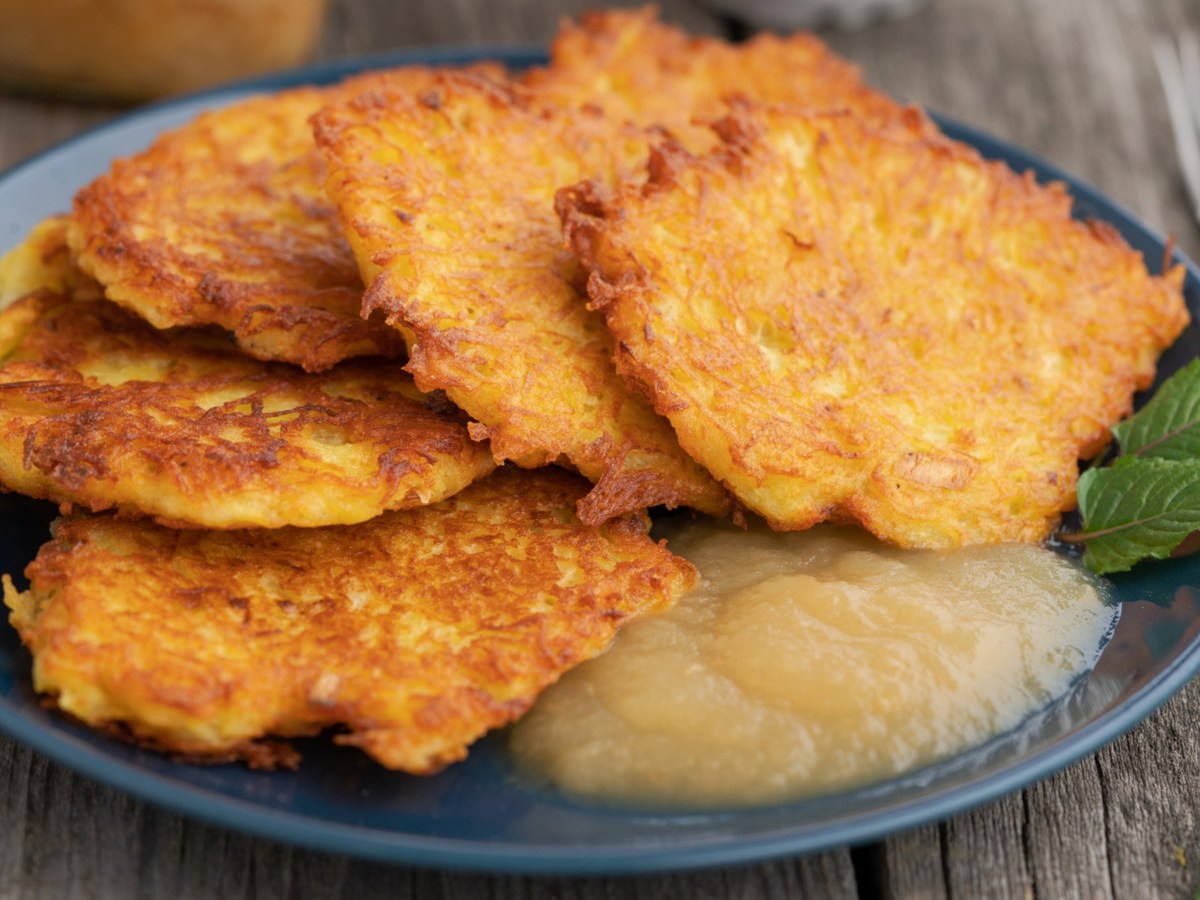 Kartoffelpuffer mit Apfelmus.