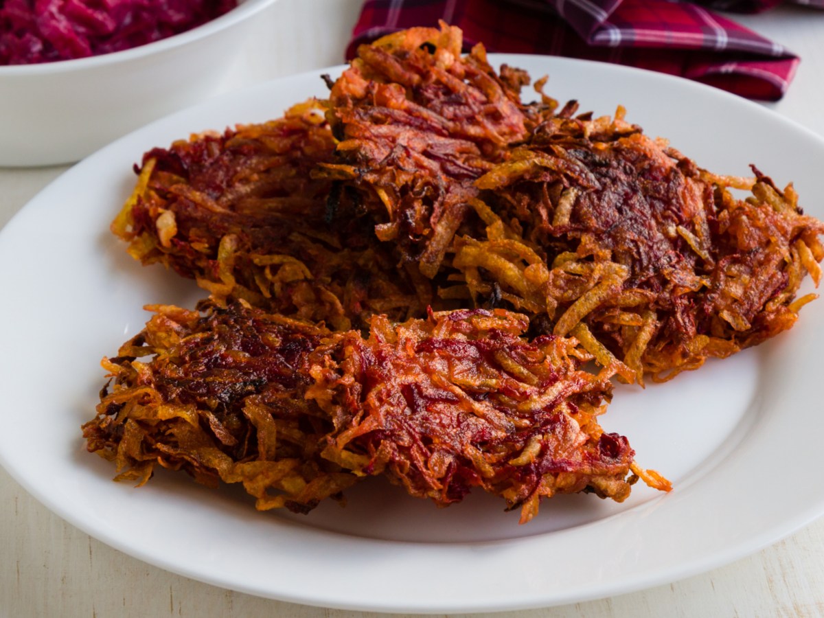 Rote Bete Rösti auf weißem Teller.